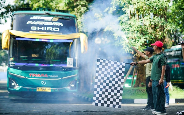 Foto Manajemen PT SIER memberangkatkan armada bus mudik gratis ke sejumlah daerah pada Rabu, 18 Maret 2026. (Foto: Humas PT SIER)