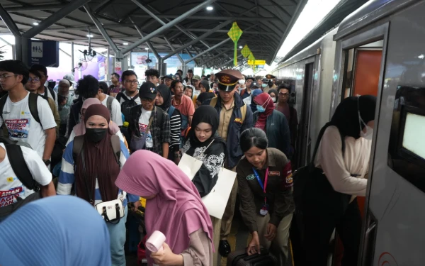 Thumbnail Berita - Hari Ini Puncak Mudik Lebaran 2026! Daop 8 Surabaya Catat 50 Ribu Lebih Penumpang Naik KA