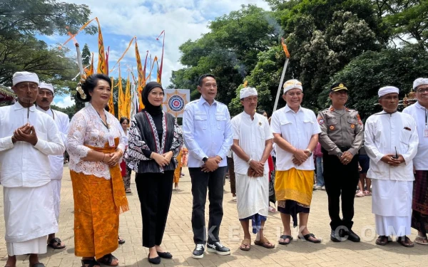 Foto Ketua DPRD Kota Malang Amithya Ratnanggani Sirraduhita saat menghadiri pawai ogoh-ogoh, menjadi momen istimewa di Hari Raya Nyepi dan Lebaran 2026. (Foto: Lutfia/Ketik.com)