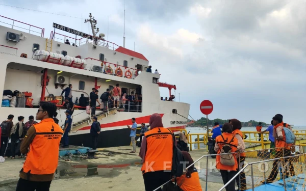 Thumbnail Berita - Ribuan Warga Kepulauan Nikmati Mudik Gratis KMP DBS III Fasilitasi Pemkab Sumenep