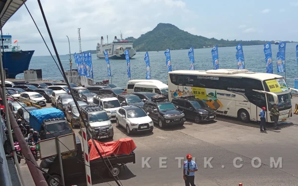 Thumbnail Berita - Jelang Puncak Arus Mudik, Kendaraan Mulai Masuki Pelabuhan Bakauheni
