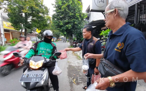 Thumbnail Berita - Solidaritas Wartawan Menguat, PWI Madiun Raya Gelar Bagi Takjil dan Bingkisan Lebaran