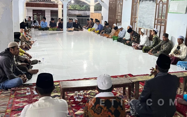 Foto Suasana kegiatan buka puasa bersama Volunteer Duta Cendekia Robbani di Raudlatut Thullab Desa Torjunan Sampang (Foto: Mat Jusi/Ketik.com)