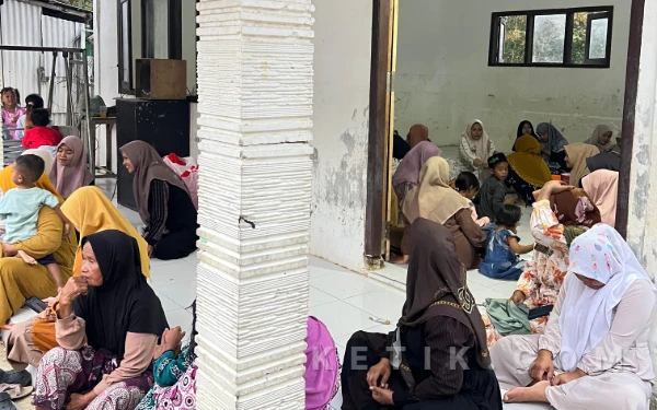 Foto Alumni Putri Madrasah Raudlatut Thullab Desa Torjunan saat menghadiri bukber Duta Cendekia Robbani Sampang (Foto: Mat Jusi/Ketik.com)