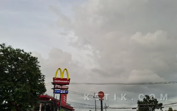 Thumbnail Berita - Prakiraan BMKG! Jakarta Hari Ini Berawan, Bandung dan Semarang Cerah