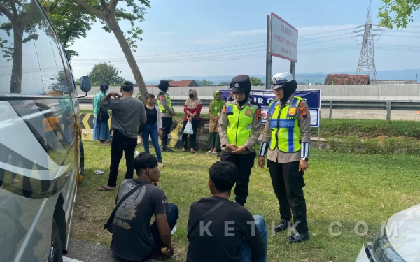 Thumbnail Berita - Humanis! Polwan Patroli Jalan Kaki di Area 391 A Kendal, Pastikan Pemudik Aman dan Nyaman