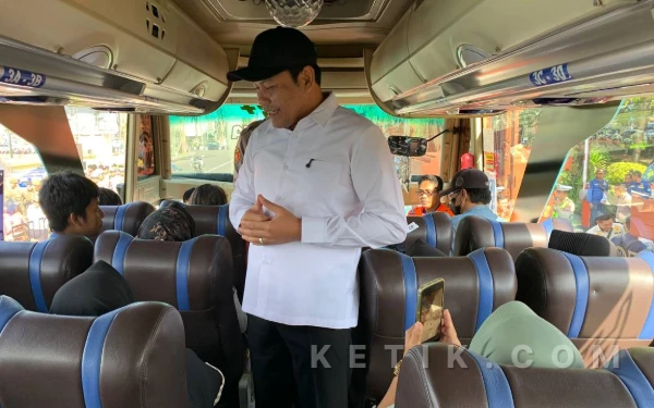 Foto Bupati Subandi menyapa peserta mudik gratis di dalam bus yang disediakan Pemkab Sidoarjo pada Rabu (18 Maret 2026). (Foto: Dewi/Kominfo Sidoarjo)
