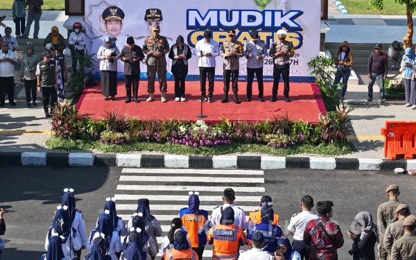 Foto Bupati Subandi bersama  Sekda Fenny Apridawati berdoa bersama petugas dan peserta mudik gratis. (Foto: Dewi/Kominfo Sidoarjo)