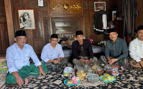 Foto Jajaran pengurus PKB saat berkunjung ke tempat kediaman KH Yusuful Hamdani (foto: Agus Riyanto/Ketik.com)