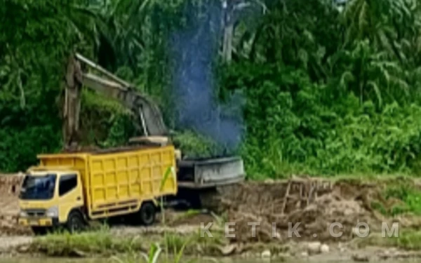 Thumbnail Berita - Investigasi Wartawan: Diduga Quarry Ilegal Rusak Jalan dan Cemari Air Sungai