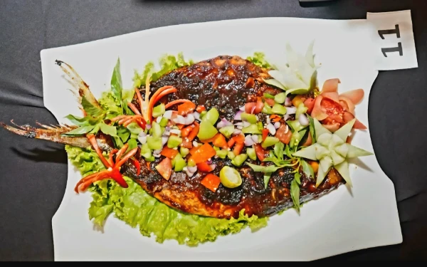 Foto Menu bandeng bakar parape sambal dabu-dabu hasil masakan Kadisdik Jatim Aries Agung Paewai (kanan) dan Kepala Biro Adpim Setdaprov Jatim Pulung Chausar (kiri) dalam omba memasak bandeng nusantara di Gedung Negara Grahadi di Surabaya, Rabu malam, 18 Maret 2026. (Foto: Humas Disdik Jatim)