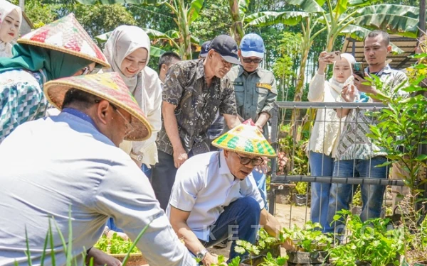 Thumbnail Berita - Dari Pekarangan ke SPPG: Bupati Bandung dan Wakil BGM Panen Perdana Program Gertaman