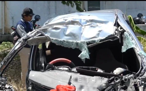 Thumbnail Berita - Tragedi Arus Mudik di Tol Pejagan-Pemalang: Mobil Ringsek Tabrak Bus, Satu Keluarga Tewas