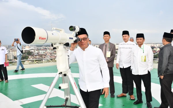 Thumbnail Berita - Pantau Hilal dari Ketinggian Helipad Aryaduta, Kemenag Sumsel: 1 Syawal 1447 H Diprediksi Sabtu