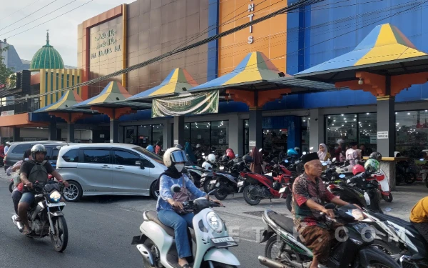 Foto Swalayan Perintis Jaya salah satu pusat pembelanjaan di Sampang kota (Foto: Mat Jusi/Ketik.com)