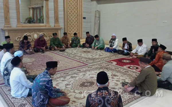 Foto Suasana doa bersama yang dipimpin oleh Wakil Rais Syuriah PCNU Sidoarjo KH Abdul Aziz yang dihadiri jajaran MWC NU dan PCNU Sidoarjo. (Foto: Istimewa)