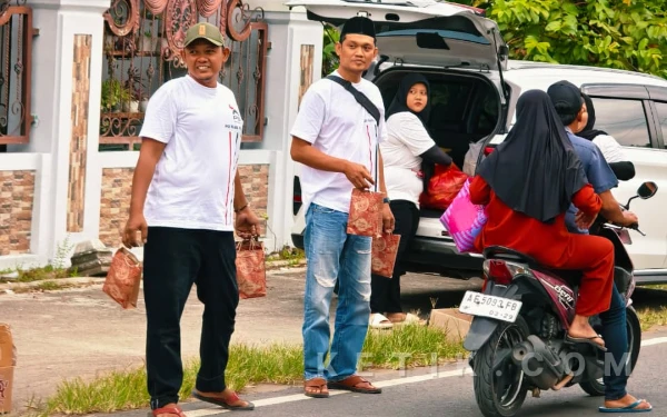Thumbnail Berita - Ramadan Penuh Berkah, DPD PSI Kabupaten Madiun Tebar 1.000 Takjil Untuk Masyarakat