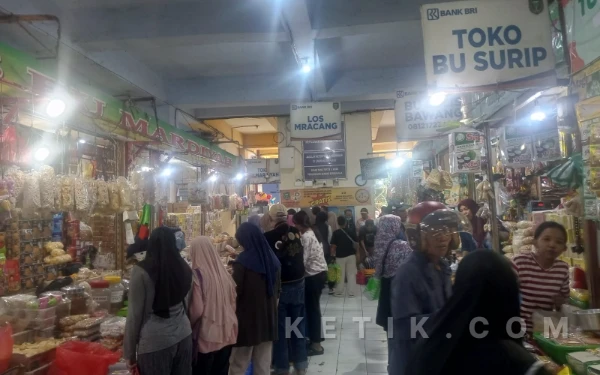Thumbnail Berita - Jelang Lebaran, Pasar Besar Kota Madiun Dipadati Pengunjung