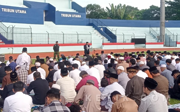 Foto Ribuan jemaah Muhammadiyah mendengarkan khotbah yang disampaikan oleh Prof. Dr. Ahsan, S.Kp, M.Kes, Ketua MPKU PDM Kota Malang pada Jumat, 20 Maret 2026. (Foto: Aliyah/Ketik.com)