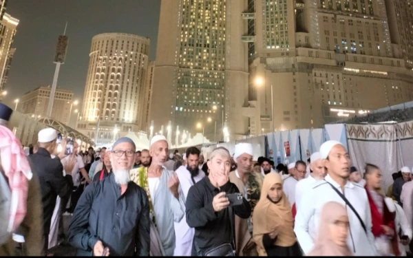 Thumbnail Berita - Berlebaran di Makkah, Dokter Utomo Ucapkan Mohon Maaf Lahir Batin untuk Warga Sumenep