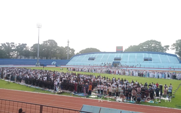 Thumbnail Berita - [FOTO] Ribuan Jemaah Muhammadiyah Padati Stadion Gajayana Malang untuk Salat Idulfitri 1447 H