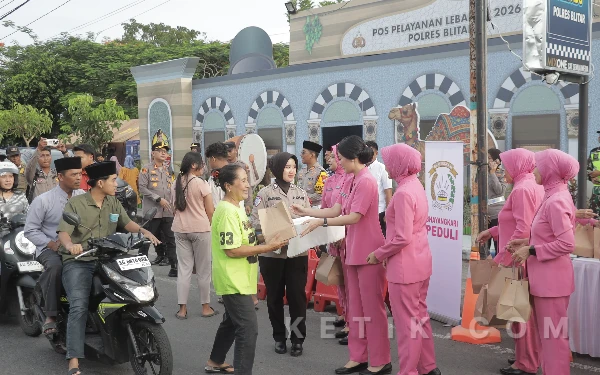 Thumbnail Berita - Polres Blitar Tebar Takjil di Kanigoro, Hangatkan Ramadan dengan Aksi Nyata di Jalanan