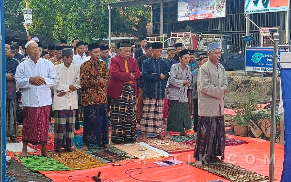 Thumbnail Berita - Khidmat, Ratusan Warga Kaliprau Pemalang Laksanakan Salat Idulfitri Hari Ini