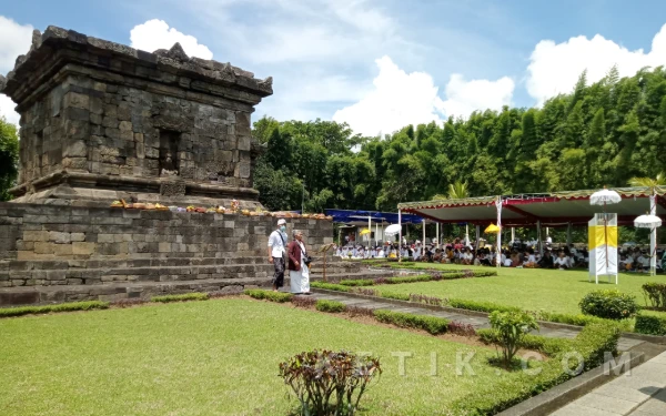 Foto Upacara Ngembak Geni dihadir oleh seluruh umat Hindu Malang Raya di Candi Badut. (Foto: Aliyah/Ketik.com)
