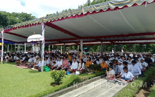 Foto Ratusan umat Hindu Malang Raya menghadiri upacara Ngembak Geni di Candi Badut pada Jumat, 20 Maret 2026. (Foto: Aliyah/Ketik.com)