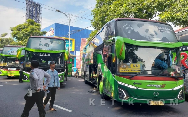 Foto Deretan bus terparkir rapi, menunggu penumpang mudik. (Foto: Fitra/Ketik.com)