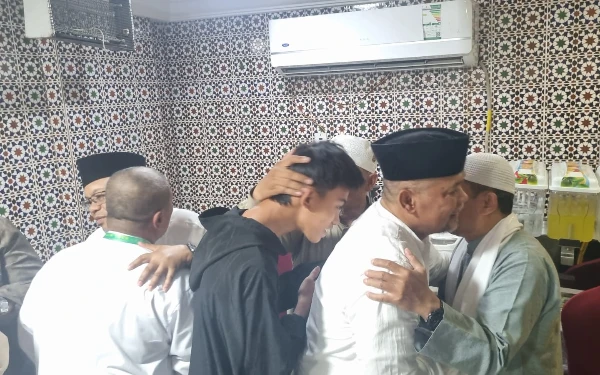 Thumbnail Berita - Silaturahmi Usai Salat Id di Masjidil Haram! Jemaah Umrah Ramadan KBIHU Muhammadiyah Tak Kuasa Bendung Haru