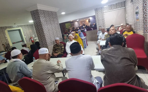 Foto Sejumlah jemaah umrah ramadan KBIHU Muhammadiyah bersilaturahmi usai mengikuti salat id di Masjidil Haram, Mekkah pada Jumat, 20 Maret 2026. (Foto: KBIHU Muhammadiyah)