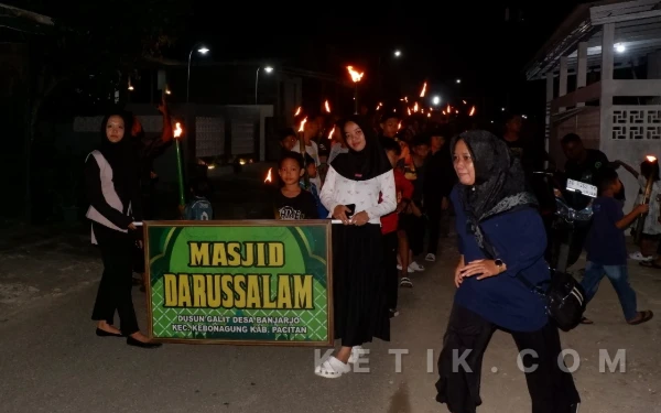 Foto Pawai obor di Kabupaten Pacitan. (Foto: Al Ahmadi/Ketik.com)