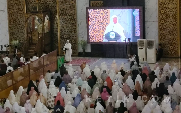 Thumbnail Berita - Gubernur Jawa Timur dan Ribuan Jemaah Hadiri Salat Idulfitri di Masjid Al Akbar Surabaya