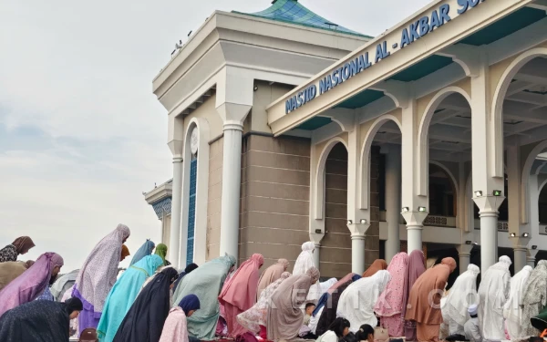 Foto Jemaah mengikuti Salat Idulfitri di pelataran Masjid Al Akbar Surabaya. (Foto: Fitra/Ketik.com)