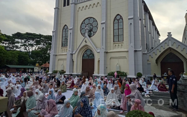 Foto Puluhan jemaah Masjid Agung Jami' Kota Malang memenuhi halaman Gereja Katolik Hati Kudus Yesus Kayutangan untuk melaksanakan salat Idulfitri berjamaah pada Sabtu, 21 Maret 2026. (Foto: Aliyah/Ketik.com)