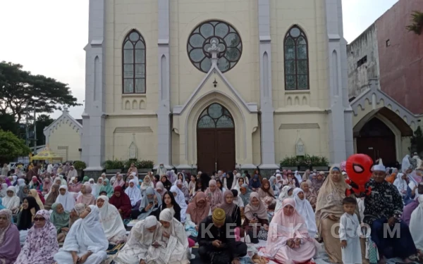 Thumbnail Berita - Indahnya Toleransi di Kota Malang, Gereja Katolik Hati Kudus Yesus Meminjamkan Halaman untuk Salat Idulfitri