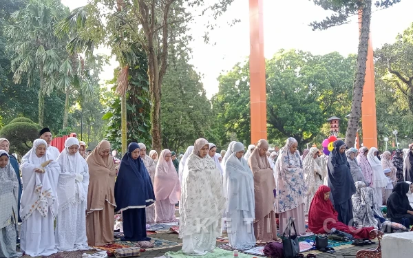 Foto Salat Idulfitri berjamaah di Masjid Agung Jami' Kota Malang berlangsung khidmat dan khusyuk. (Foto: Aliyah/Ketik.com)