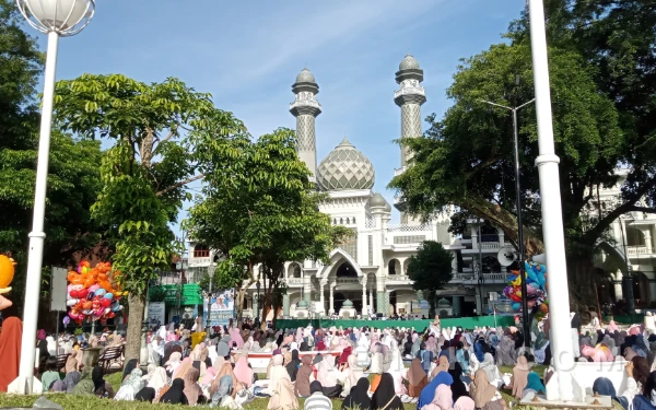 Thumbnail Berita - ‎Lautan Jemaah Padati Masjid Agung Jami' Kota Malang, Khotbah Tekankan Perubahan Diri