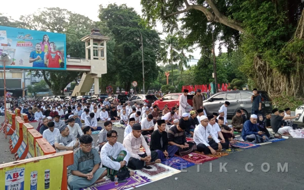 Thumbnail Berita - [FOTO] Lautan Jemaah Sambut Hari Kemenangan, Salat Idulfitri di Masjid Agung Jami' Kota Malang Berlangsung Khidmat