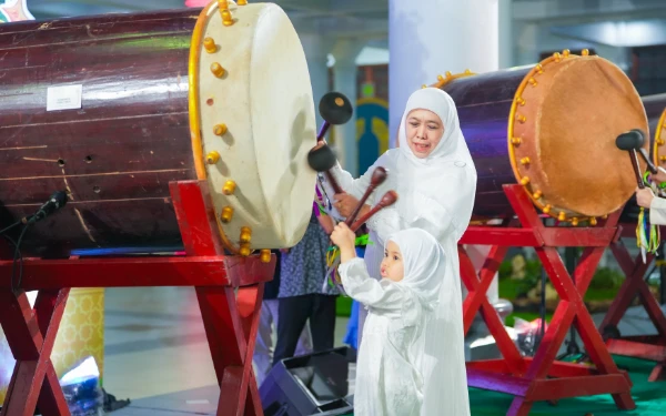 Thumbnail Berita - Bersama 5.000 Warga Jatim, Gubernur Khofifah Tabuh Bedug di Masjid Al Akbar Surabaya