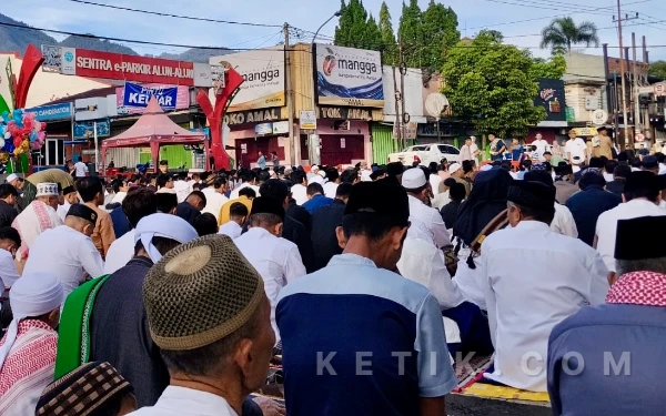 Thumbnail Berita - Momen Idulfitri di Kota Batu, Jemaah Salat Id Bersama Cak Nur dan Hadi Tjahjanto
