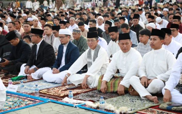 Thumbnail Berita - Momen Idulfitri 1447 H, Wali Kota Batam Amsakar Salat Id Bersama Ribuan Masyarakat Batam