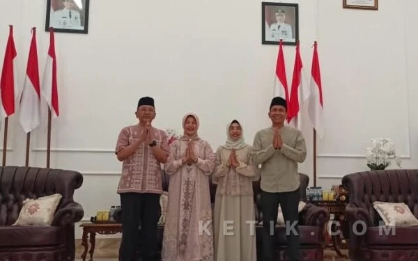 Foto Bupati Bojonegoro H. Setyo Wahono didampingi istrinya Wakil Bupati Hj.Nurul Azizah  didampingi suaminya. (Foto Humas Pemkab Bojonegoro)