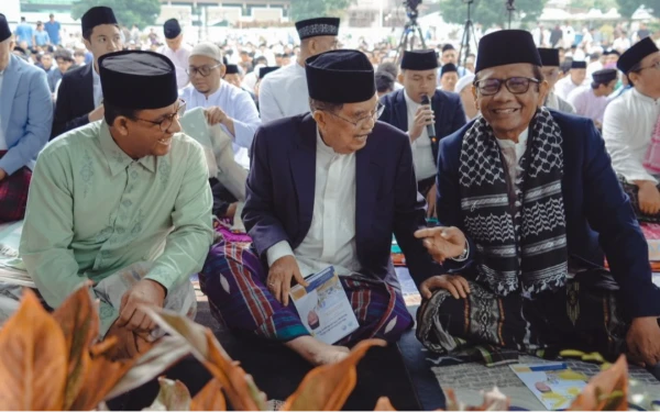 Foto (Kiri ke Kanan) Anies Baswedan, Jusuf Kalla, dan M. Mahfud MD berada di shaf terdepan salat Id di Masjid Agung Al-Azhar Jakarta, Sabtu, 21 Maret 2026. (Foto: mohmhfudmd)