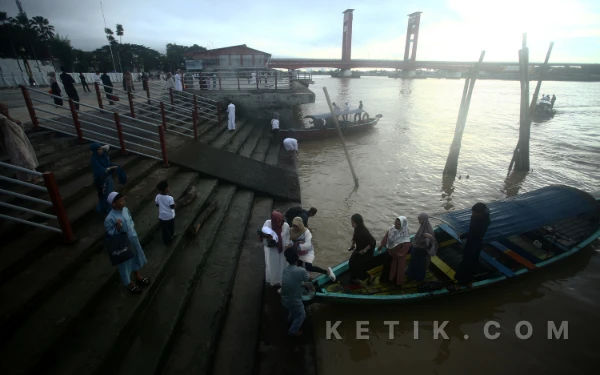 Thumbnail Berita - [Foto] Masyarakat Kota Palembang Padati Jembatan Ampera untuk Salat Ied