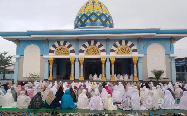 Thumbnail Berita - Momen Bersejarah, Ratusan Jemaah Padati Salat Idul Fitri Perdana di Masjid Ar-Rahman Padangan