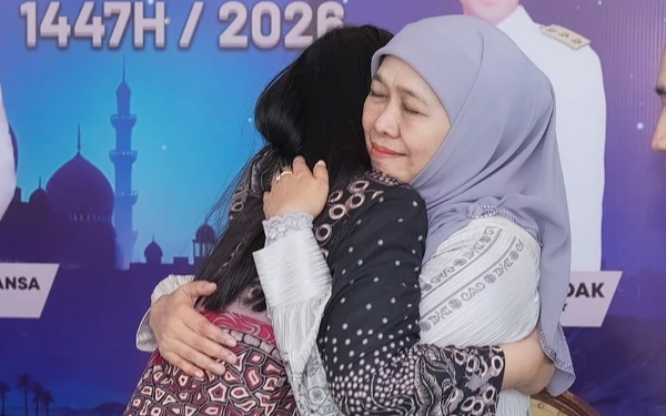 Thumbnail Berita - Tradisi Riyayan! Gubernur Khofifah Undang Ribuan Orang ke Grahadi, Momen Kedekatan Warga dengan Pemimpinnya