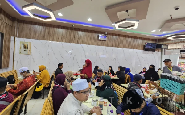 Foto Puluhan jemaah Umroh asal Indonesia memadati kedai Bakso Mang Oedin di Corniche Commercial Center, Al Balad, Jeddah, pada hari kedua Idul Fitri 1447H. Kedai yang telah berdiri selama tiga dekade ini seakan menjadi destinasi kuliner wajib bagi jemaah sebelum kembali ke tanah air. (Foto: Muhsin Budiono/Ketik.com)