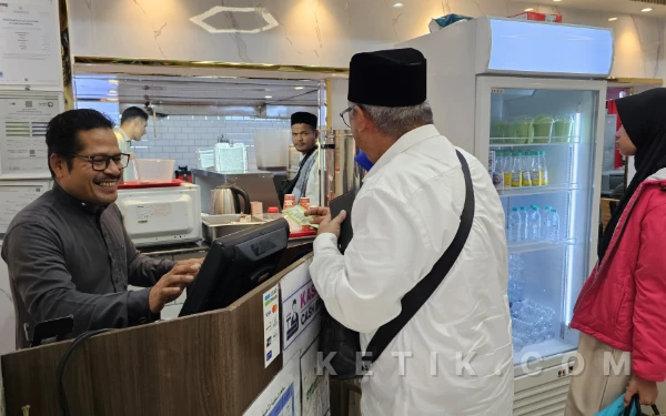 Thumbnail Berita - Legenda Bakso Mang Oedin: Tiga Dekade Menjaga Lidah Nusantara di Jantung Jeddah